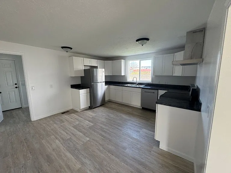 127 NE Benton St — Photo 10