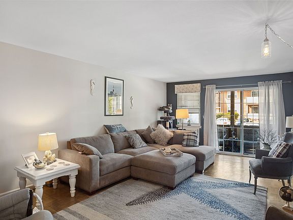 3rd image of 14 Glen Hollow Dr APT E12