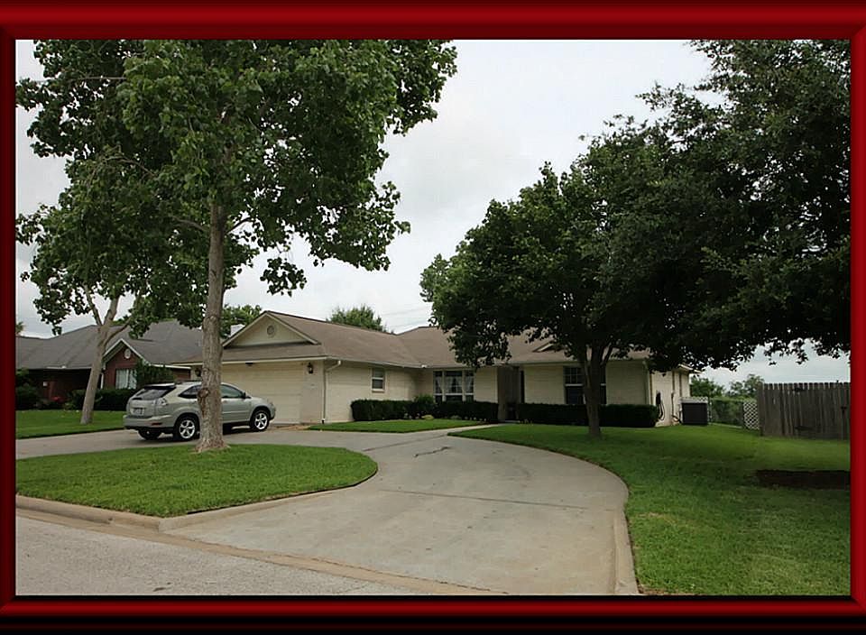 3/2 home with circle drive