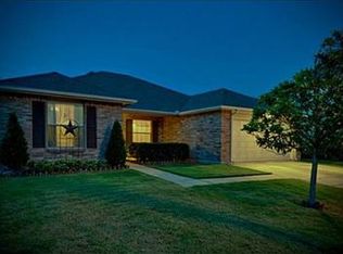 2111 Dove Cir, Grand Prairie, TX 75052