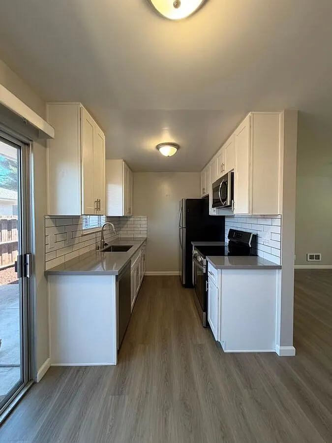 Spacious 2BR/1.5BA in San Leandro | In-Unit Laundry | Private Outdoor Space | Parking — Photo 2