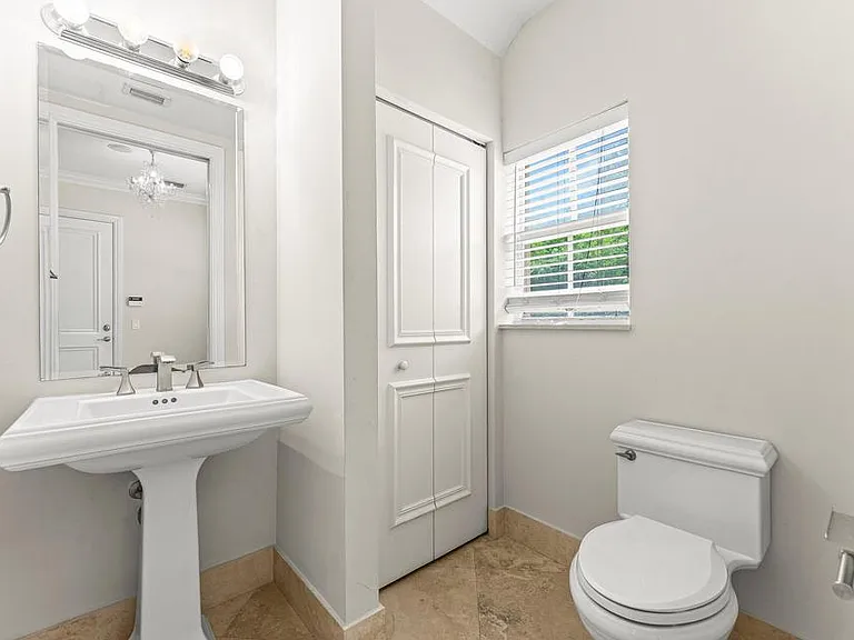 210 NE 69th Cir — Photo 7