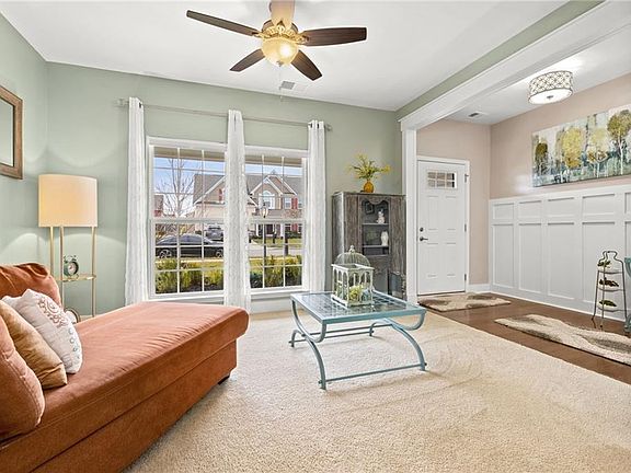 3rd image of 208 Oak Hill Ln