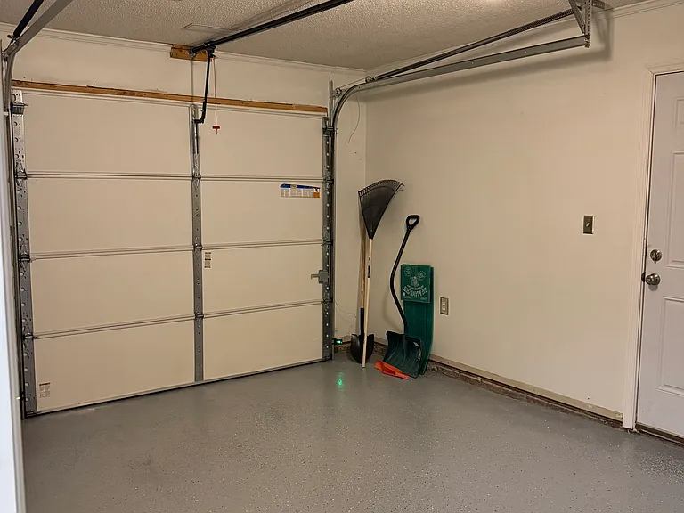 208 Chatham Ct — Photo 18