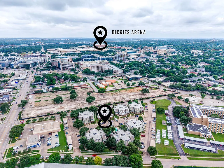 Conveniently located to Dickies Arena, Will Rogers, the Museums, and the Stockyards!