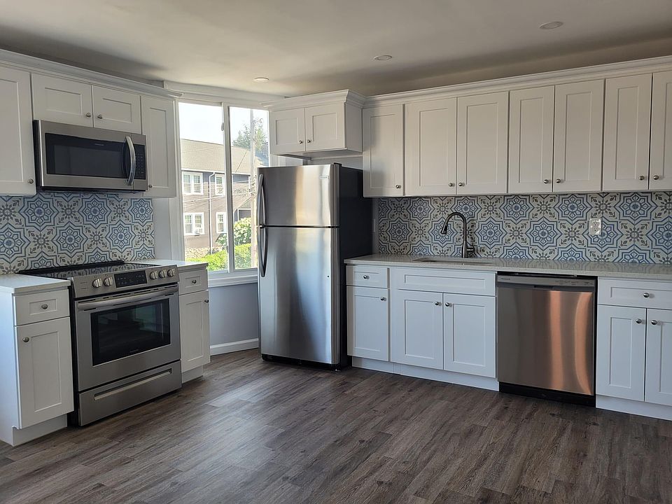 1st image of 546 E 3rd St Floor 2