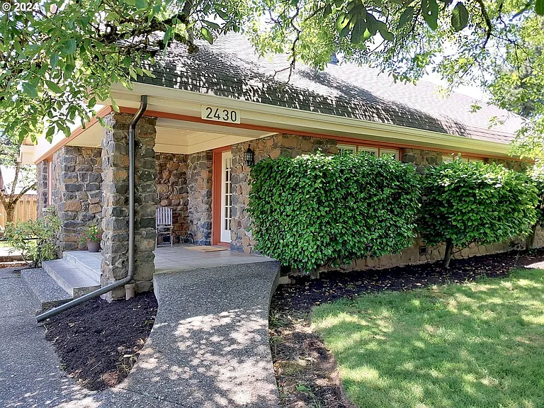 2430 SE Park Ave — Photo 2