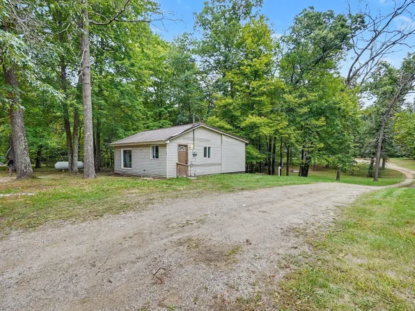 8253 1/2 E 62nd St, Newaygo, MI 49337