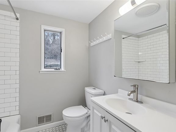 4th image of 4844 Elmwood Dr