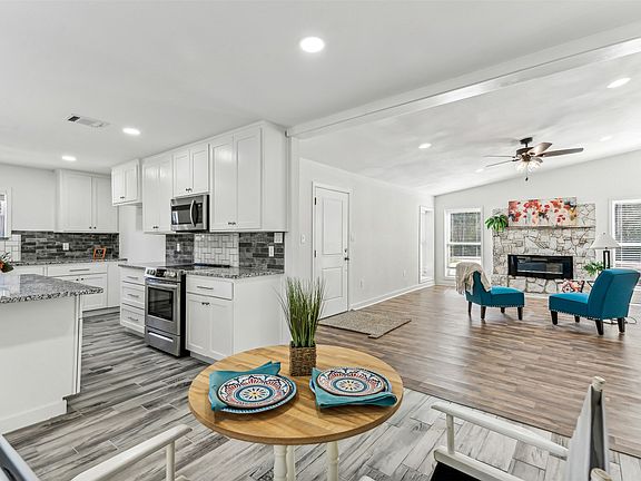 2nd image of 2720 Pinoak Street