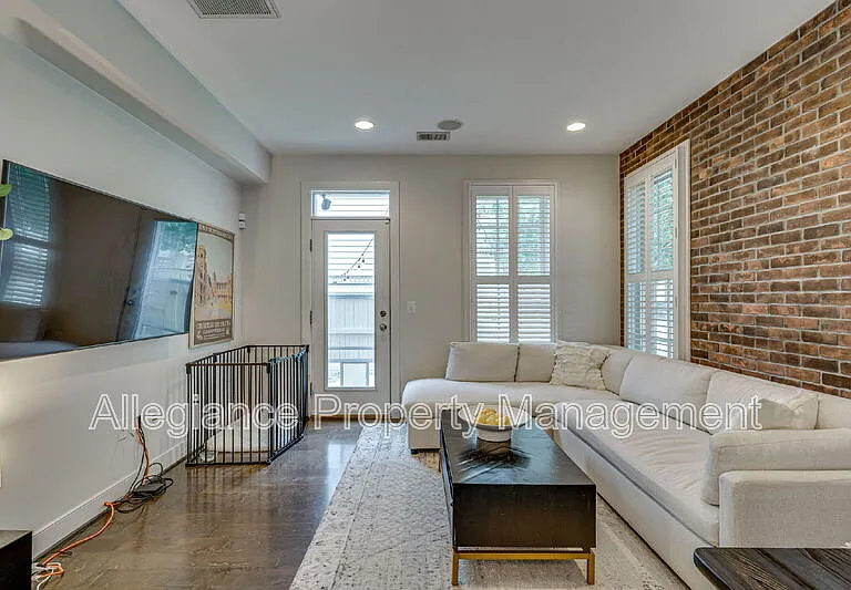 944 N Columbus St — Photo 5