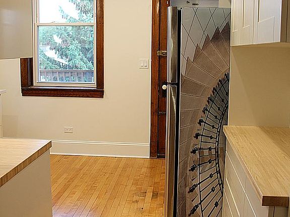 2nd image of 2545 W Walton St APT 3