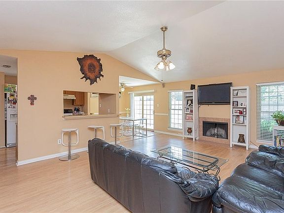 5th image of 906 Highwood Pl