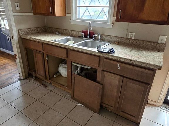 3rd image of 605 Orchard Ave