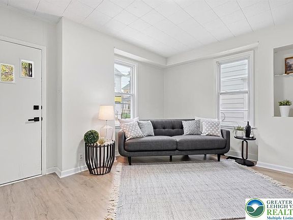 3rd image of 635 Spring St