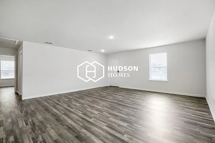 318 Bay Ct — Photo 3