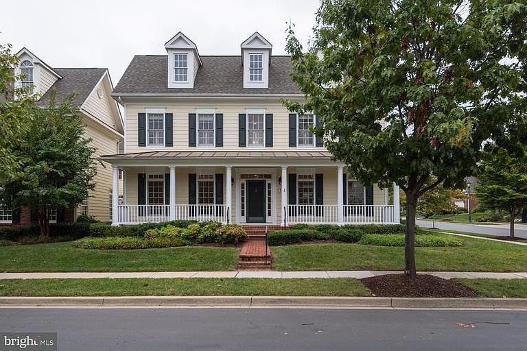 1st image of 702 Oak Knoll Ter