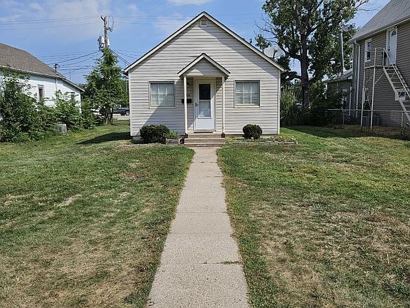2nd image of 220 E 24th St