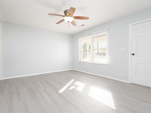 5th image of 665 Greenbriar St