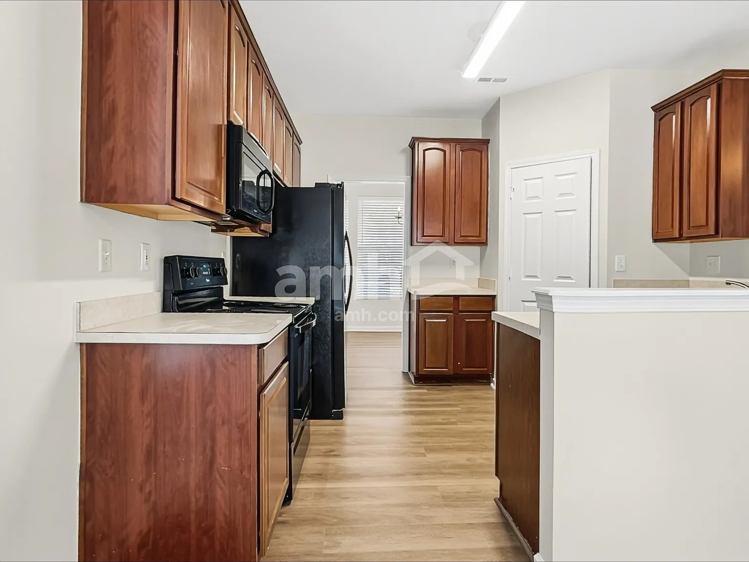 3 bed, 2.5 bath, 2350 sqft, $2,295 — Photo 4