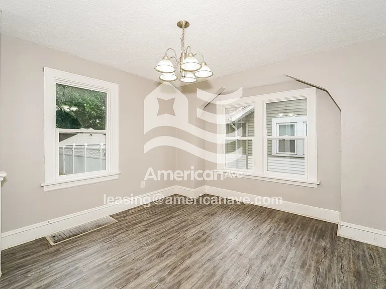 1086839_004_dining_room_13846687.jpg