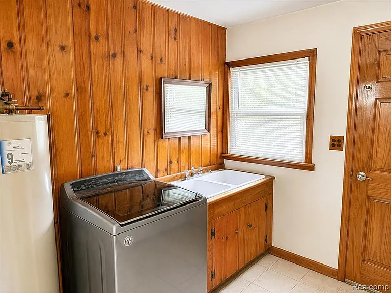 2111 W Forteen Mile Rd — Photo 15