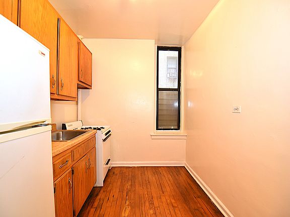5th image of 655 Pelham Pkwy N Frnt 1