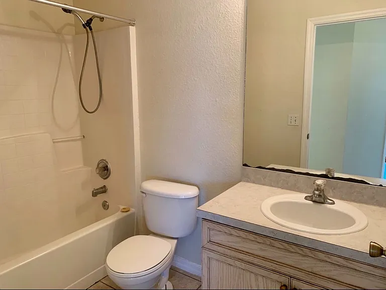 606 Robin Ln — Photo 16