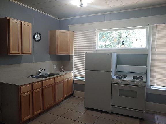 2nd image of 905 1/2 S Oak St #905-1/2