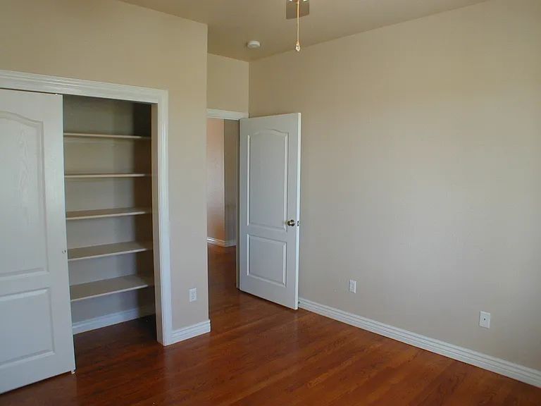 400 Sterling Dr — Photo 17