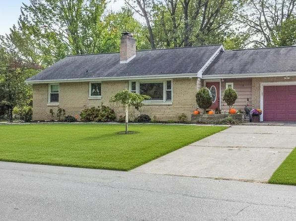 111 Crescent Dr, Pottawattamie Park, IN 46360