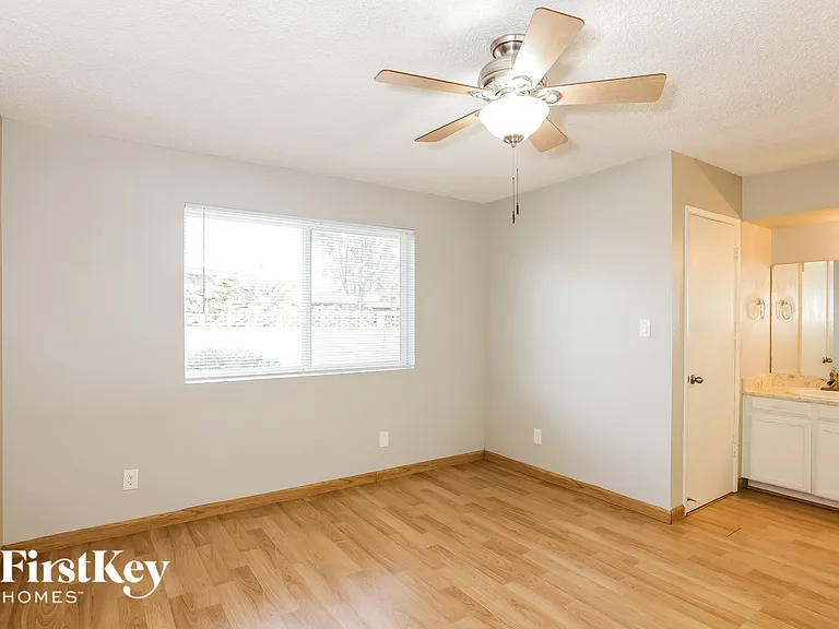 9047 N 36th Dr — Photo 8