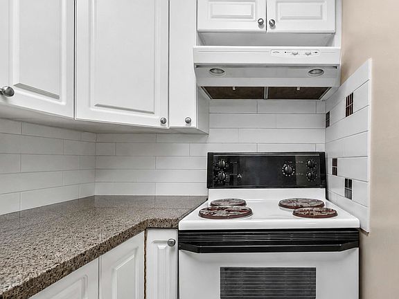 4th image of 10560 154th St #101