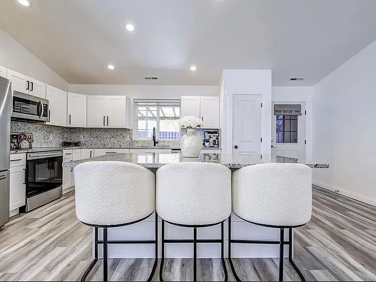 214 S Belfair Pl — Photo 9