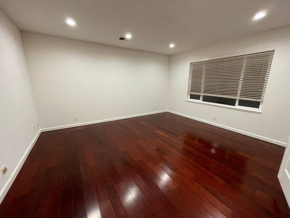 3rd image of 985 Branham Ln