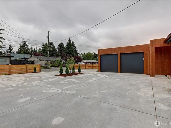 3rd image of 1324 N Hawthorne Street