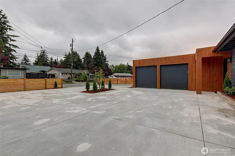 3rd image of 1324 N Hawthorne Street