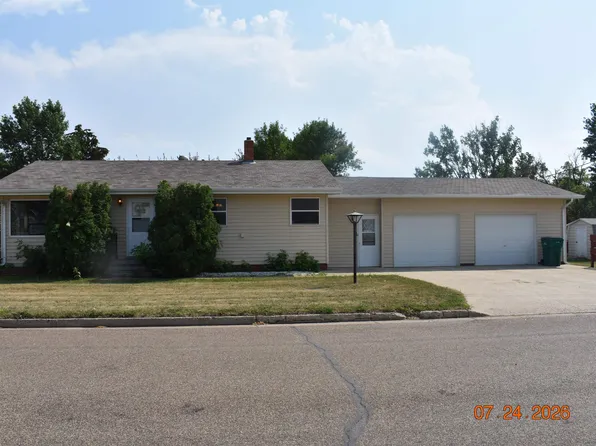 134 1st Ave SE, Garrison, ND 58540