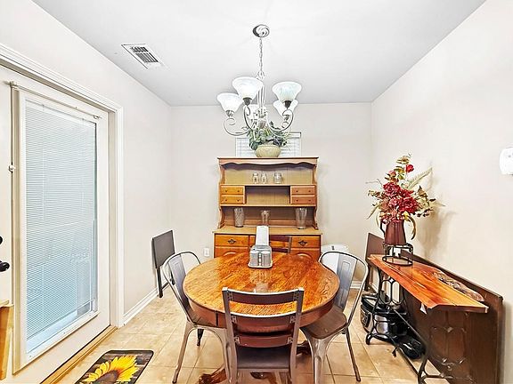 5th image of 218 S Park Cir