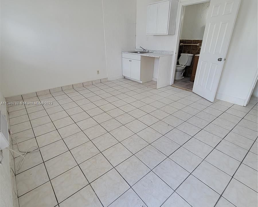 2nd image of 403 N 19th Ave #P