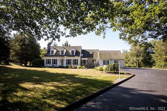 1st image of 4 Deepwood Dr