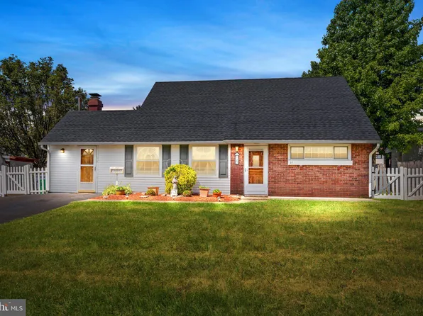 27 Plumtree Rd, Levittown, PA 19056