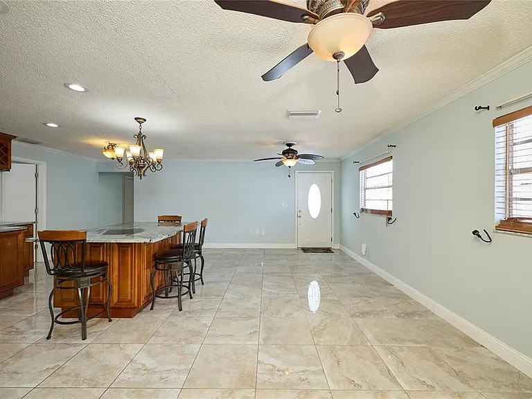 6804 N Hubert Ave — Photo 10