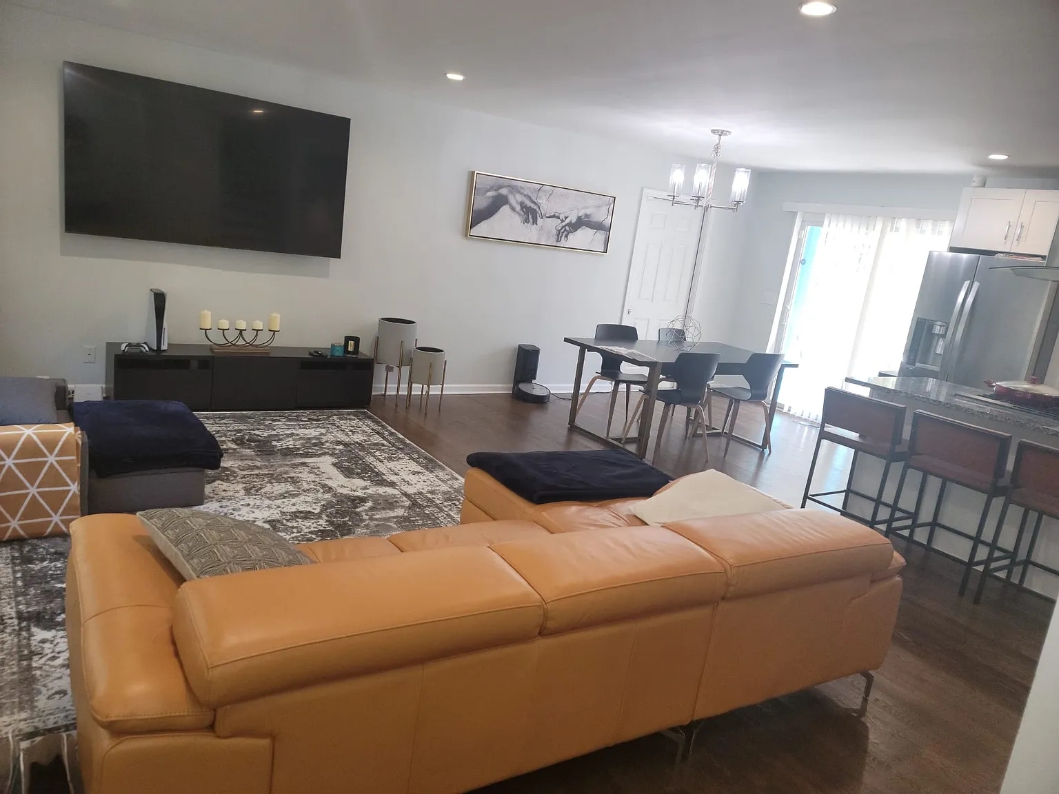 4 bed, 2298 sqft, $1,000 — Photo 2