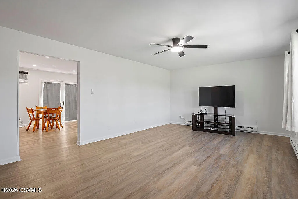 3 bed, 1270 sqft, $2,100 — Photo 2