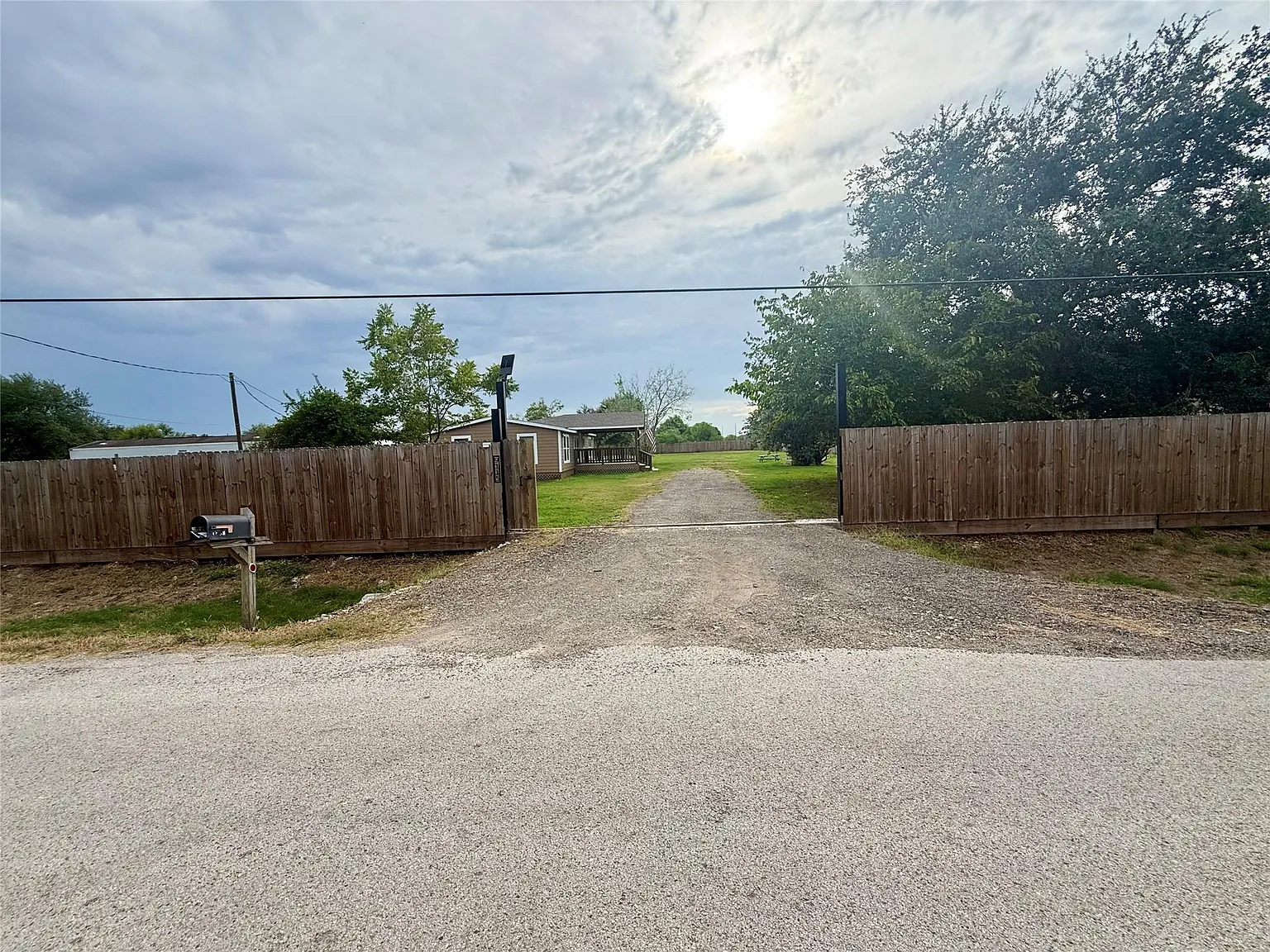 4 bed, 2.0 bath, 1456 sqft, $2,100 — Photo 2