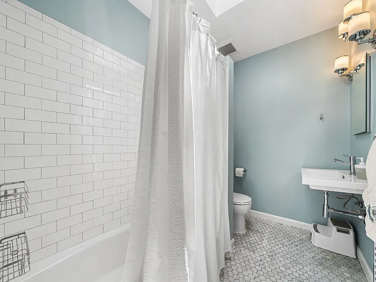 641 Girard St NE — Photo 25