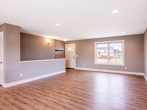 3rd image of 1976 Hansen Cir
