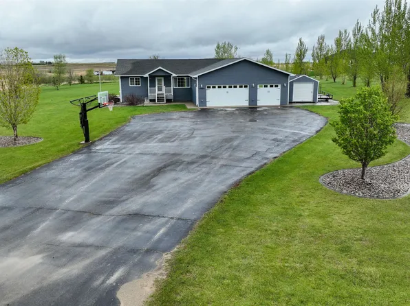 3030 Mustang Trl NE, Minot, ND 58703
