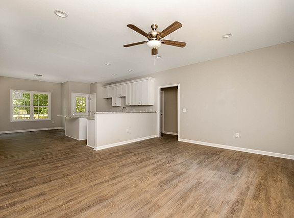 5th image of 324 N Milford Dr